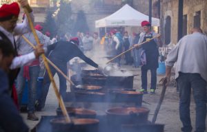 Verges Baix Empordà. Sopa de Verges, a la plaça Major, , preparatius i cuites dels àpats de final de carnaval, que se celebren des de fa segles