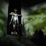 Cap a 2/4 de 3 de la matinada, La Processó de Verges arriba al seu moment final amb La Crucifixió i el Davallament de la Creu